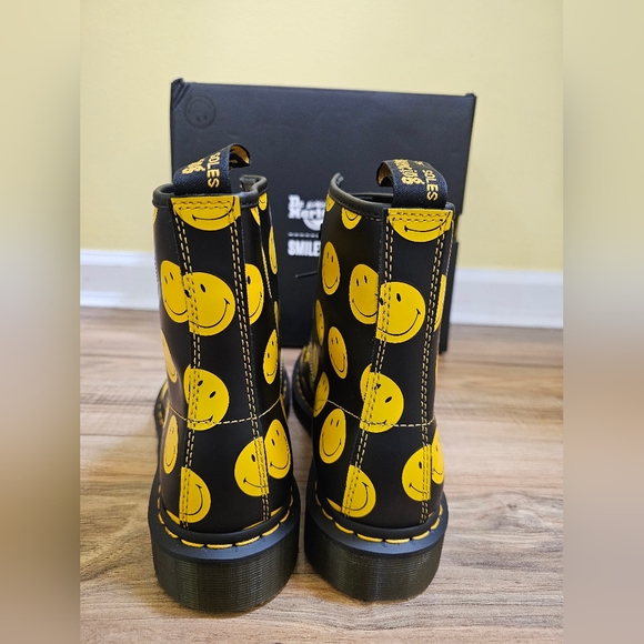 Dr. Martens 1460 SMILEY® SMOOTH LEATHER LACE UP BOOTS, size US 11 - Picture 6 of 15